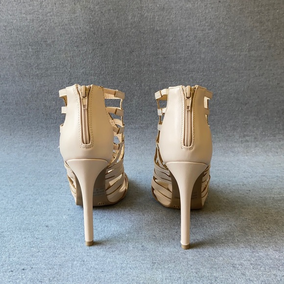 High Heels, size 6, neutral color, 4.5 inch high - Picture 4 of 8